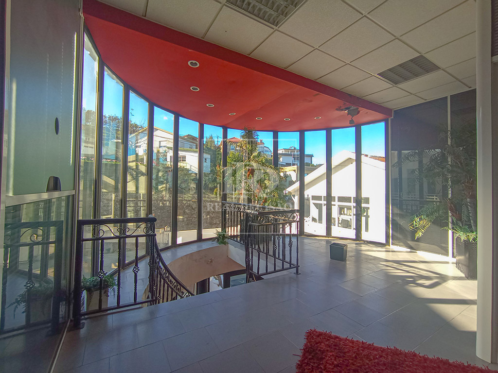 ARMAZÉM EM RORIZ, SANTO TIRSO