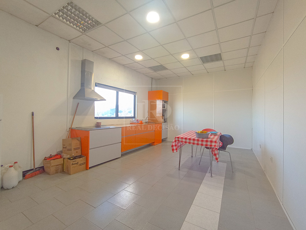 ARMAZÉM EM RORIZ, SANTO TIRSO